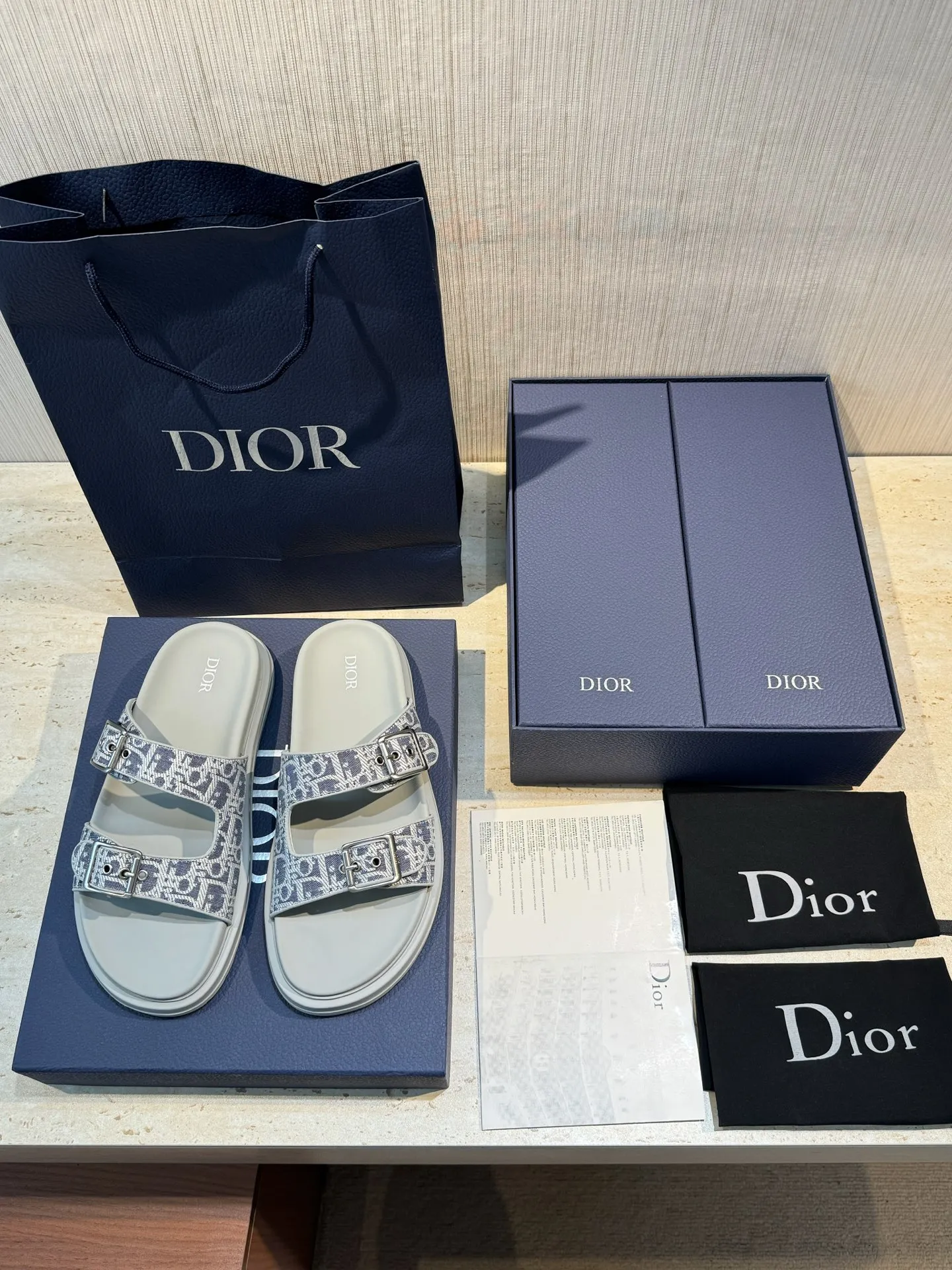Factory price: 320💰Djia Aqua men's slippers and sandals, Dior's Aqua sandals are elegant and casual. The cross-strap design is reinterpreted in CD Diamond canvas, inspired by the brand's archives. Finished with a branded logo and tonal notch sole, they can be worn easily with shorts or jeans for a sophisticated look. Size:39-44(38 45 customized)